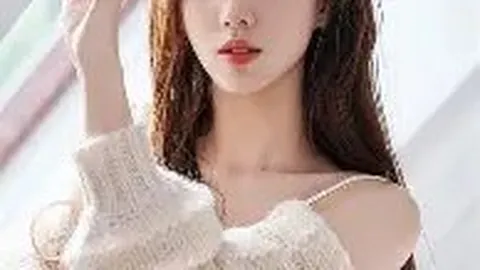 谭咏麟75岁球场踢球引热议，身材变化引笑谈，齐秦助阵球场献歌