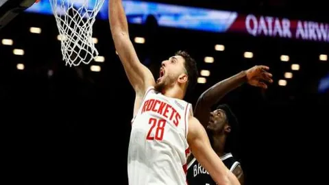 “王楚钦登顶国际乒联第48周男单周榜 中国新闻网讯”